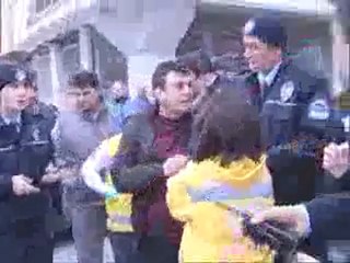 Adliye önünde silahlı kavga: 4 yaralı