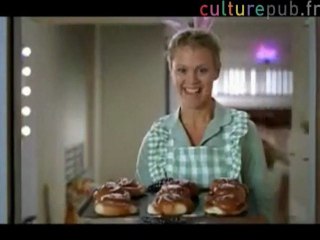 Sexy single mother welcomes the kids home