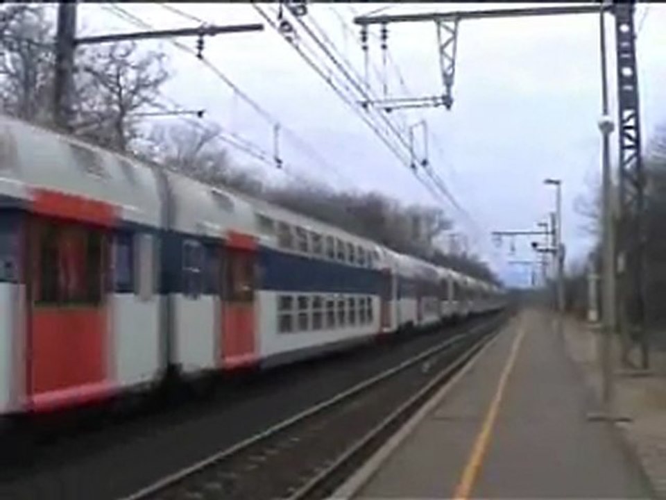 Z5600 UM part de la gare de Thomery