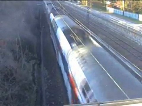 une z20900 et une z5600 passe sous le pont de moret