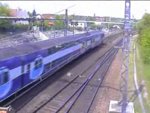 une z20500 transillien part de la gare de moret