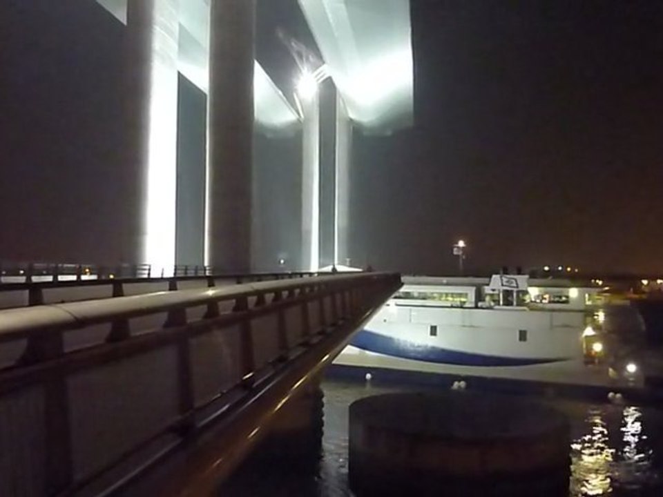 Levée du pont Flaubert à Rouen, le 4 mars 2011