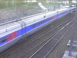 passage d'un tgv en gare de Moret