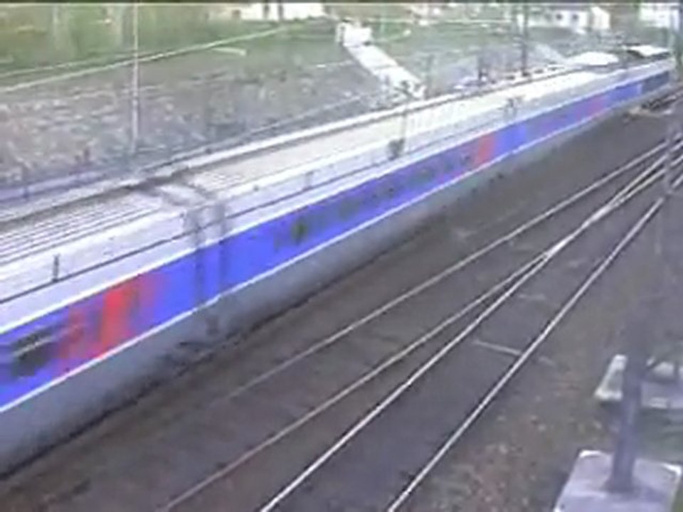 passage d'un tgv en gare de Moret