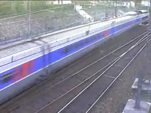 passage d'un tgv en gare de Moret