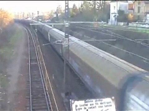 Passage d'une BB26000 fret avec ses wagons de marchandise