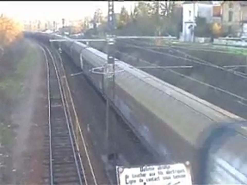 Passage d'une BB26000 fret avec ses wagons de marchandise