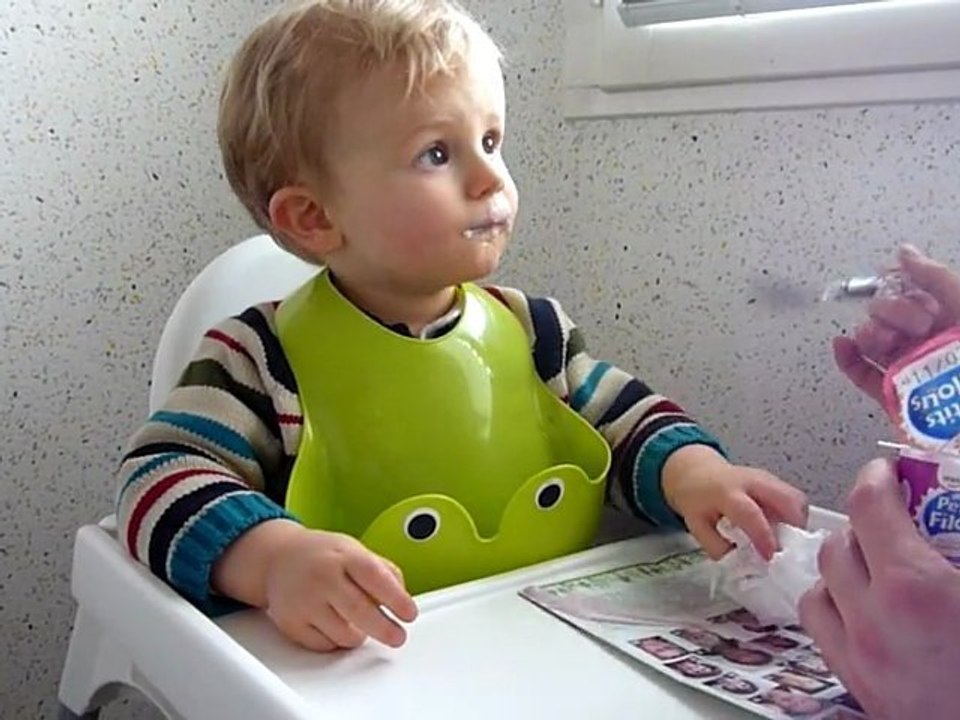 20110223 Romain mange presque tout seul Merignac