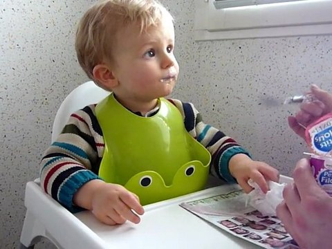 20110223 Romain mange presque tout seul Merignac