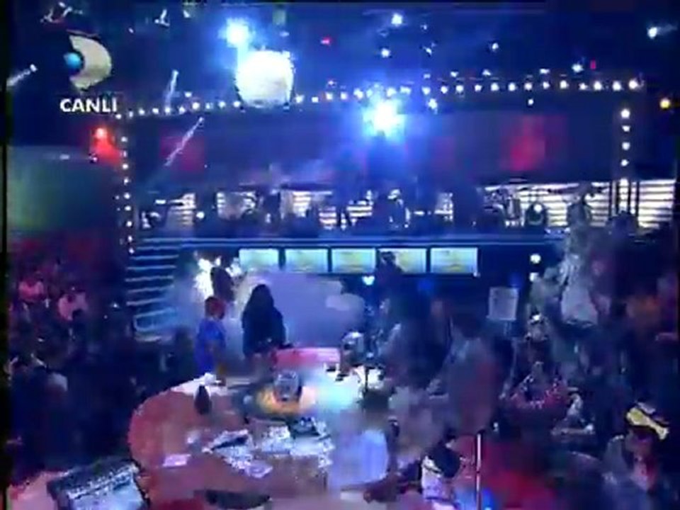 Özlem Tekin - Bana Bişey Olmaz ~Disko Kralı Canlı Performans