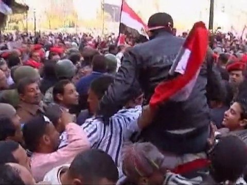 Egitto: premier Sharaf giura in piazza Tahrir