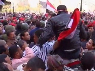 Egitto: premier Sharaf giura in piazza Tahrir