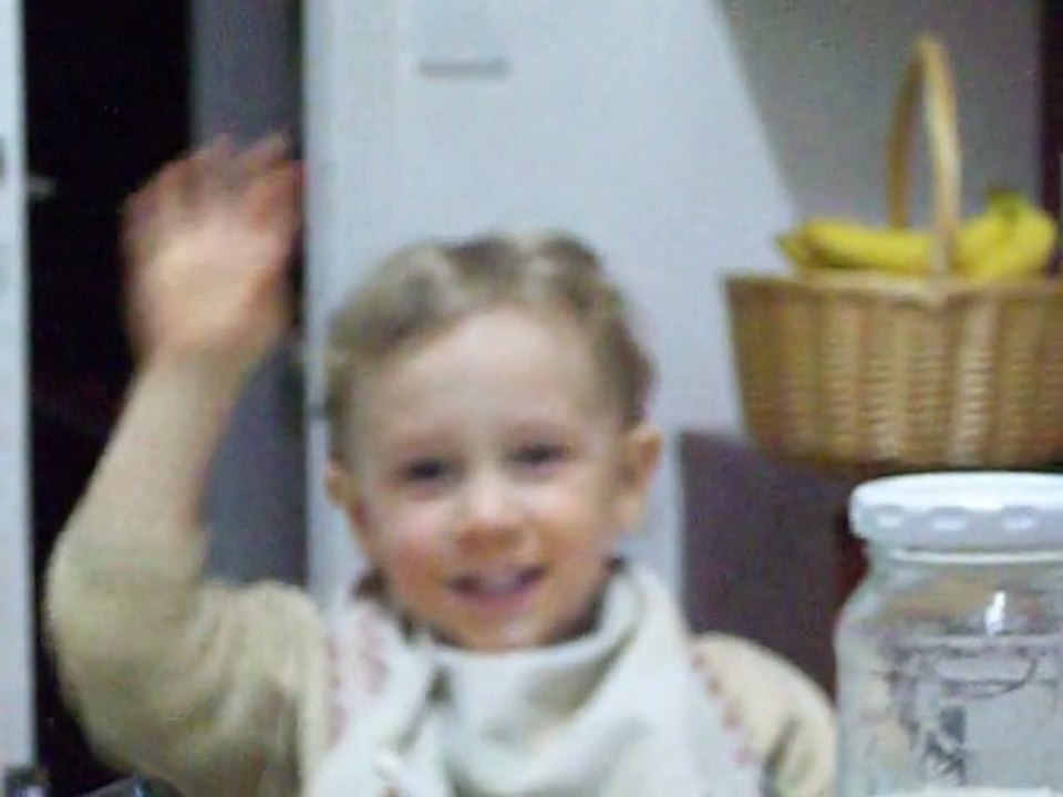 05.03j-lucas essaie de chanter "bateau...sur l'eau"