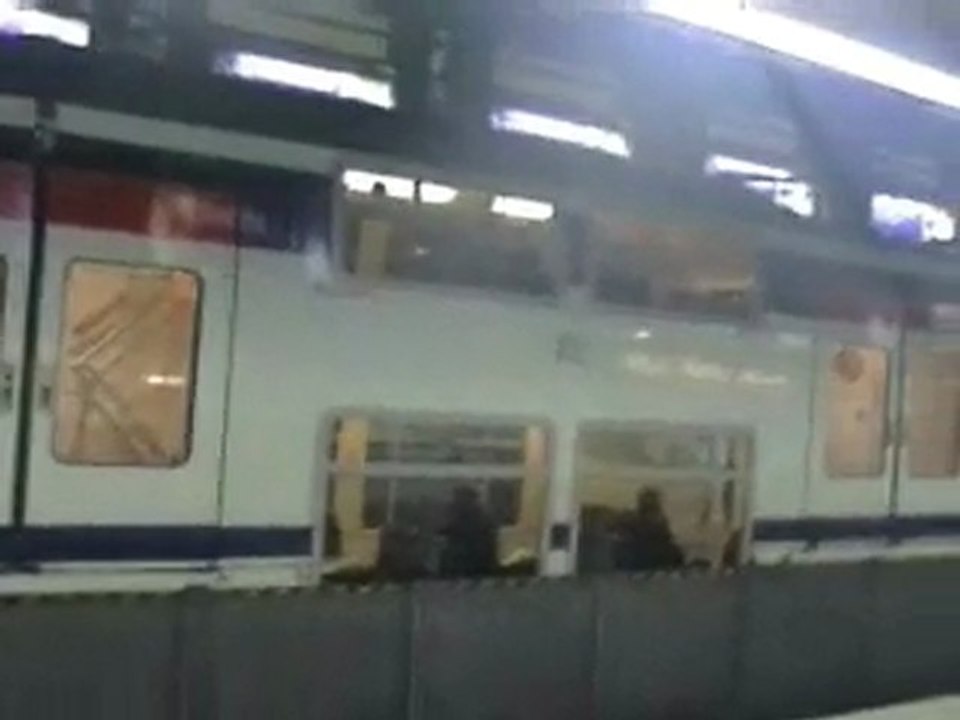 UN MI2N part et arrive de la gare châtelet les halles