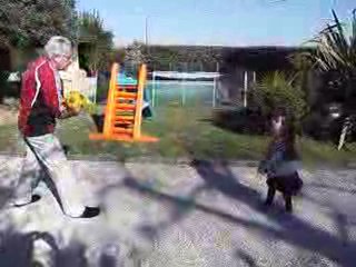 Blanche joue au ballon avec Patrick