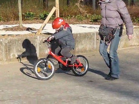 Tim, à vélo, sans petites roues!!!