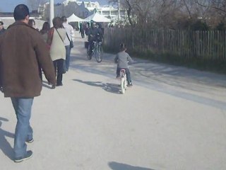 Dania fait du vélo à 2 roues! 1