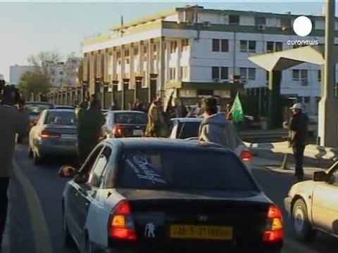 Libyan army attempt to stop rebels pushing west