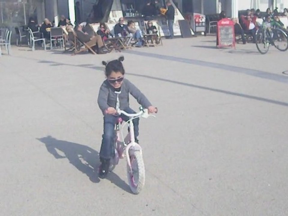 Dania fait du vélo à 2 roues! 2