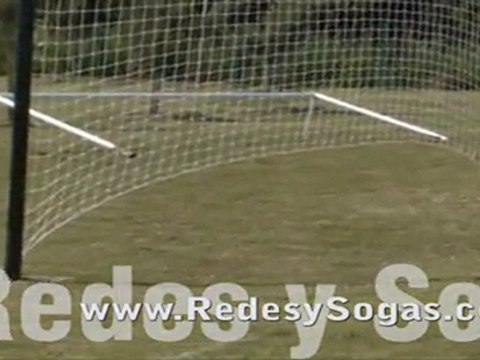 Red para pelotas en cancha de futbol