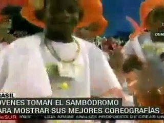 Jóvenes destacan en el segundo día del carnaval de Río de