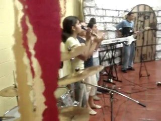 Jovenes Alabando a Dios