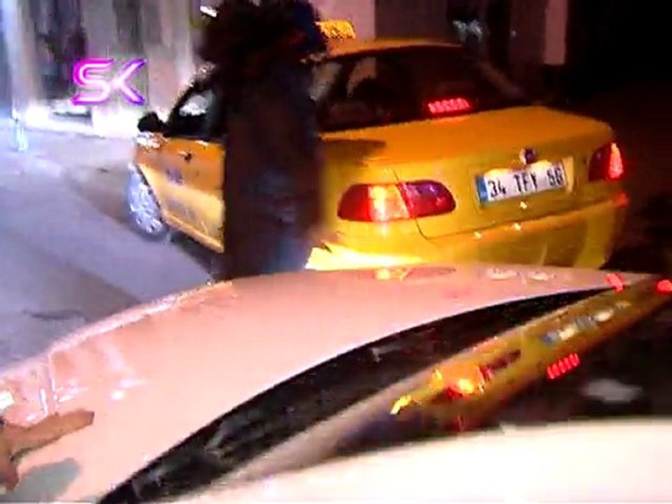 ÖZGÜ NAMAL, SIR GİBİ SAKLADIĞI SEVGİLİSİYLE YAKALANDI