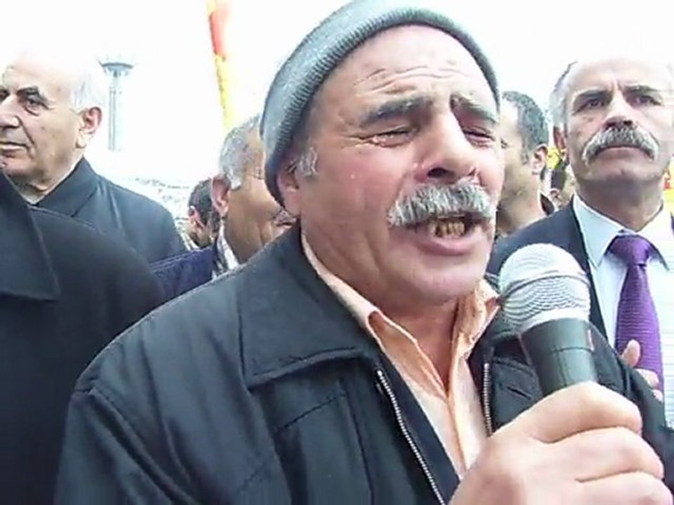 amca türkü söylüyor