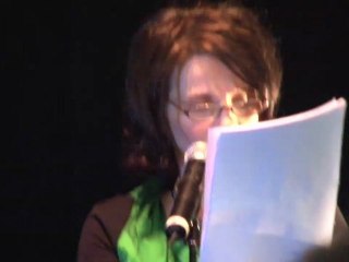 Juliette Binoche lit un poème à la station Auber