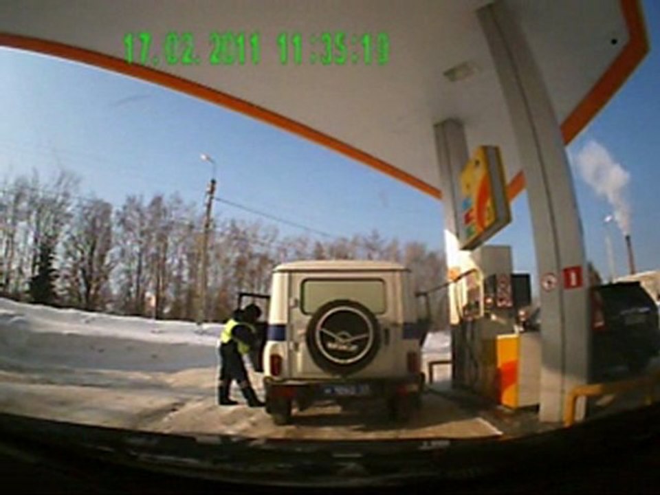 Des policiers russes font le plein