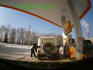 Des policiers russes font le plein