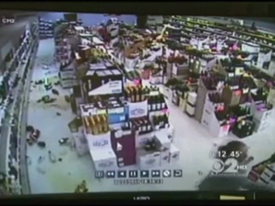 Une femme en colère détruit un rayon d'alcool