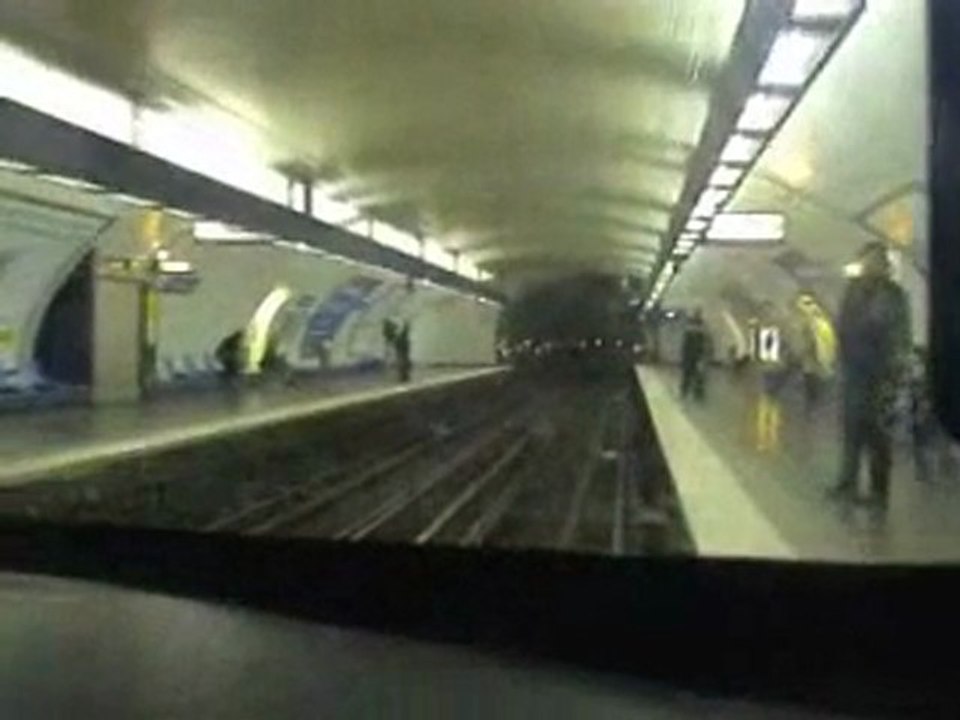 VOYAGE DANS LA LIGNE 8 DU METRO