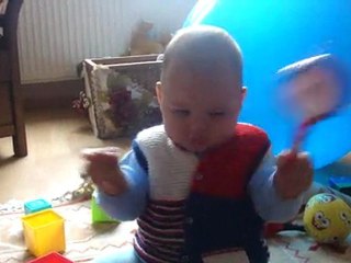 Girayhan davuluyla oynarken :)