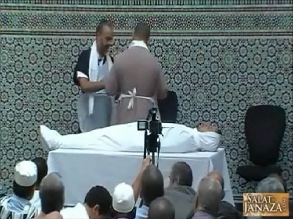 DEMONSTRATION DE LAVAGE MORTUAIRE MOSQUEE DE GENNEVILLIERS 2