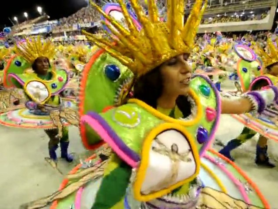 Rio's famed parades crown Carnival partying