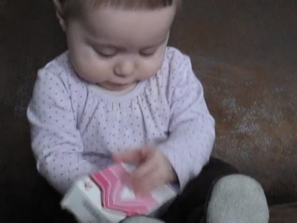 Hermine joue assise