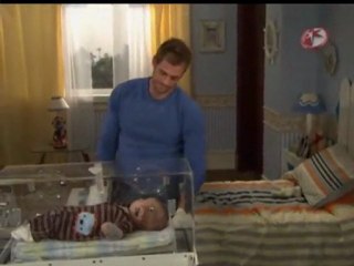 Max: ♫ ♩ Duermete mi niño.. duermete pedazo de mi corazón♫ ♩