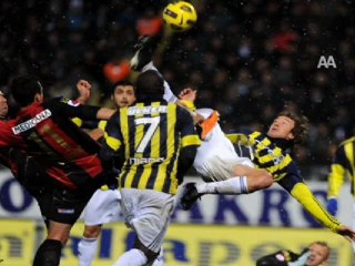 FB ZİRVEDEKİ YERİNİ KORUDU