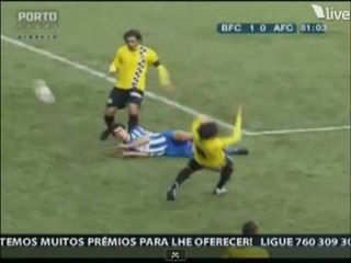 Spazza e abbatte il compagno di squadra