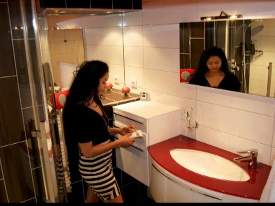 Salle de bain design Cherry Coke version "vidéo"