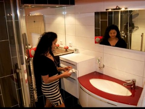 Salle de bain design Cherry Coke version vidéo