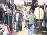 A Gaza, les habits d'occasion se vendent aux enchères