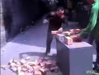 Papy casseur de brique