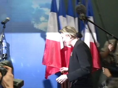 Sondage Le Pen: entre peur et accusations de manipulation