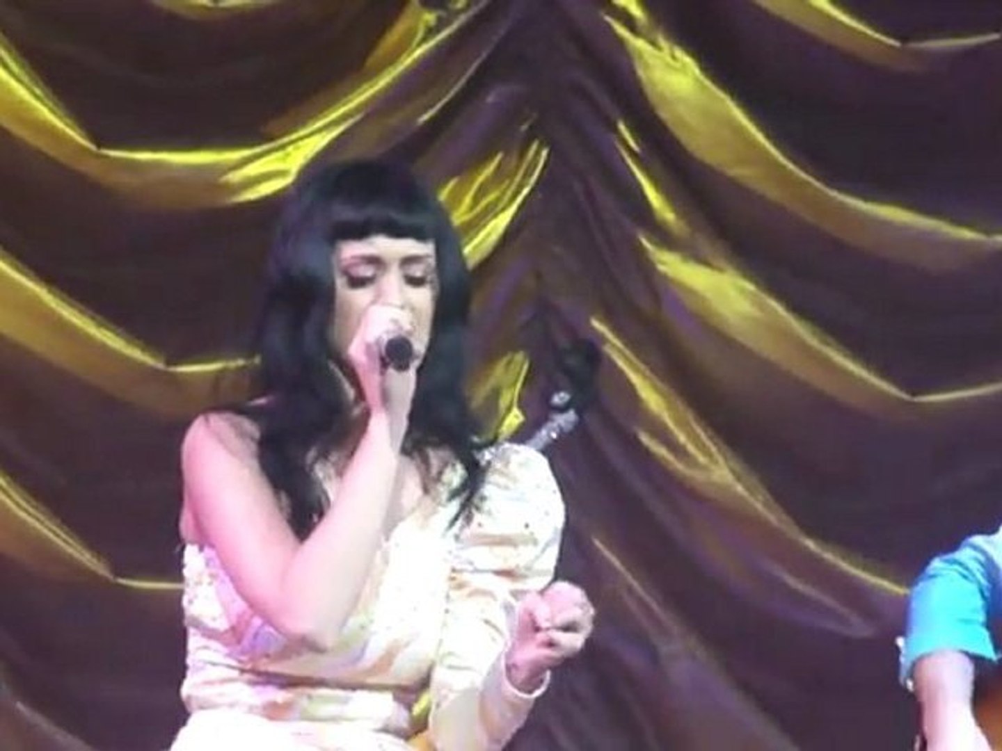 Katy Perry - Born This Way (Lady Gaga Cover) - Live Paris