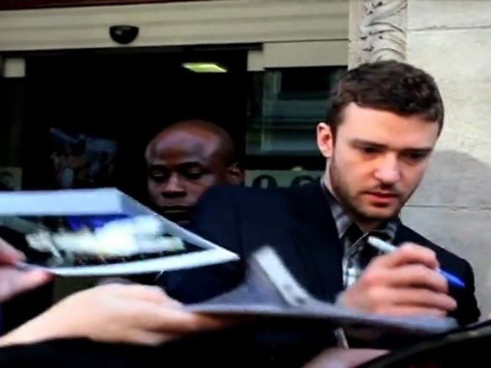 Amanda Seyfried Loves Dirty Jokes and Kissing