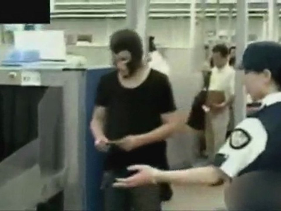バッドボーイズ佐田  覆面姿でテロ警戒中の空港の手荷物検査を受ける