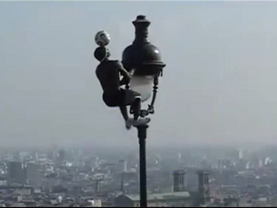 Il funambolo del pallone dà spettacolo sul palo della luce