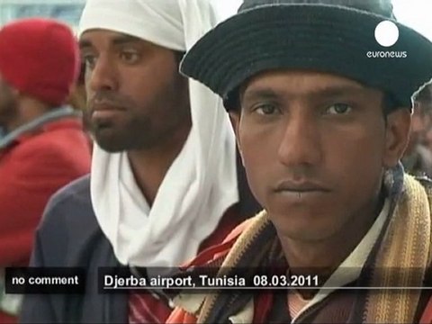 Des milliers de réfugiés fuient les... - no comment